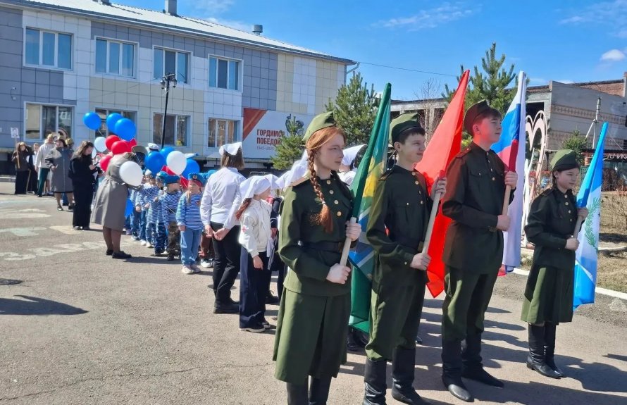 1 мая площадь Дома культуры «Современник» стала центром мероприятий, посвящённых празднику весны и труда и 81-й годовщине Победы в Великой Отечественной войне. 